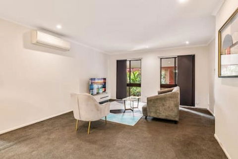 Modern Comfort Retreat 4Bed Cozy Haven W Pool - Sydneys Hotel 1