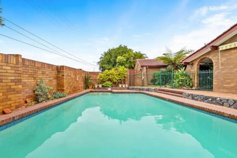 Modern Comfort Retreat 4Bed Cozy Haven W Pool - Sydneys Hotel 2