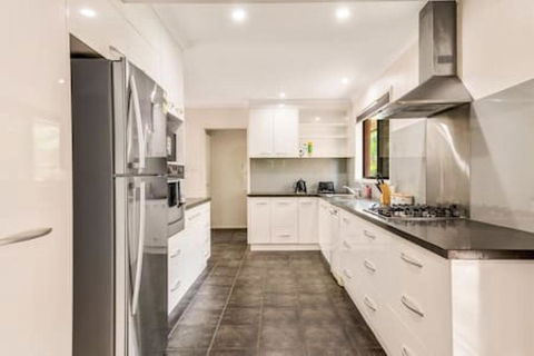 Modern Comfort Retreat 4Bed Cozy Haven W Pool - Sydneys Hotel 3