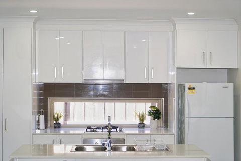 Modern Style Unit 2 Deer Park - Sydneys Hotel 2