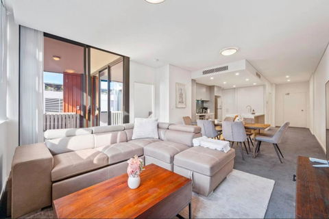 Modern Two Bed Apt In The Centre Of Erskenville - Sydneys Hotel 0