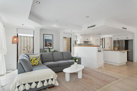 Newly Renovated Home Steps From Sorrento Beach - Sydneys Hotel 1