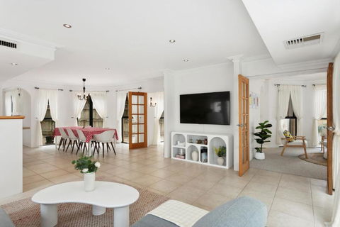 Newly Renovated Home Steps From Sorrento Beach - Sydneys Hotel 2