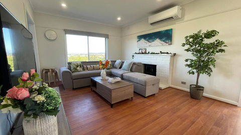 Morwell Pet Friendly 3 BRMS Rental Home Free Wi-fi - Sydneys Hotel 0