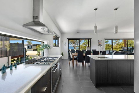NEW - Sunrise Waters Holiday House - Sydneys Hotel 1
