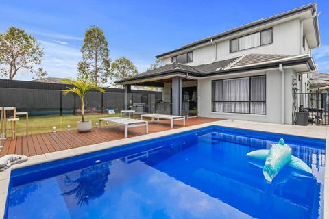 Northlakes Family Stay & Pool - Sydneys Hotel 0