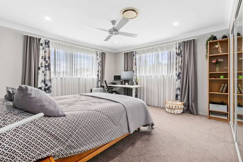 Northlakes Family Stay & Pool - Sydneys Hotel 1