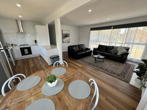 Nth Central 4BR Reno W WiFi - Sydneys Hotel 1