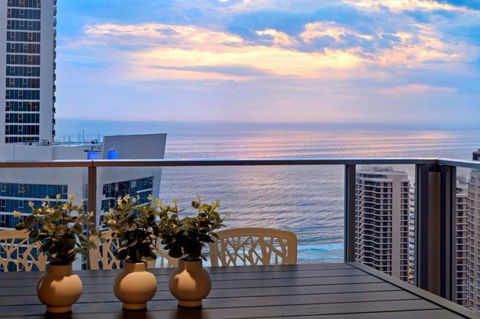 OCEAN VIEW APARTMENTS - Circle On Cavill - Self Contained & Privately Managed - Sydneys Hotel 0