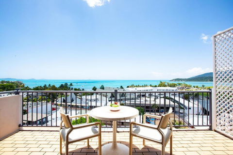 OCEAN VIEWS 10 - Sydneys Hotel 0