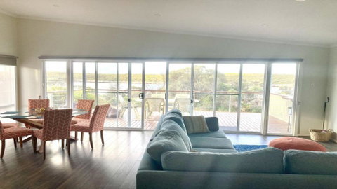 Off The Net - New Listing - Esplanade Property With Views Of The Channel - Sydneys Hotel 2