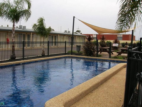 Overlander Hotel Motel - Sydneys Hotel 3
