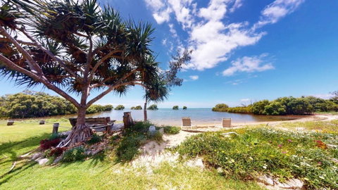 Palazzo On The Beach - Beachmere - Sydneys Hotel 0