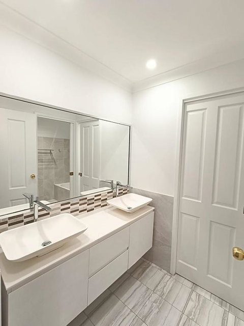 Peaceful Room In Modern Baulkham Hills Home - BH3 - Sydneys Hotel 3