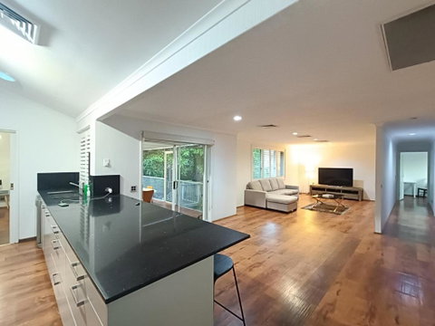 Peaceful Room In Modern Baulkham Hills Home - BH3 - Sydneys Hotel 1