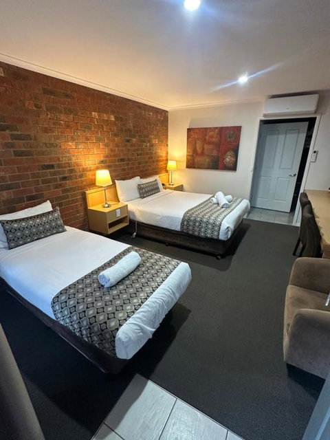 Pevensey Motor Lodge - Sydneys Hotel 1