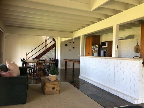 Peterborough Beach House - Sydneys Hotel 0