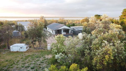 PIECE OF PARADISE, Huge 4 Bedroom Haven - Sydneys Hotel 3