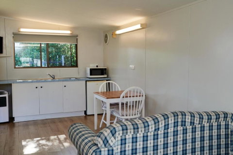 Pine Country Caravan Park - Sydneys Hotel 1