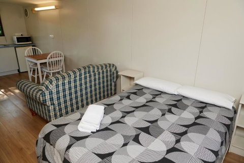 Pine Country Caravan Park - Sydneys Hotel 2