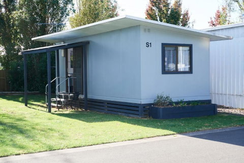 Pine Country Caravan Park - Sydneys Hotel 3