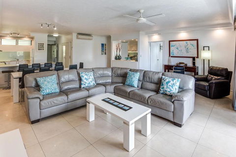 POINCIANA 101 HAMILTON ISLAND CENTRALLY LOCATED 3 BEDROOM, Plus BUGGY!! - Sydneys Hotel 2