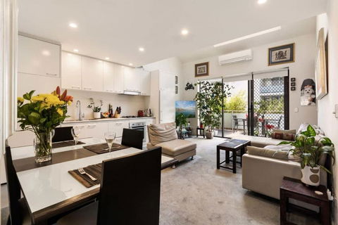 Poolside Apartment Opposite Redfern Park - Sydneys Hotel 0