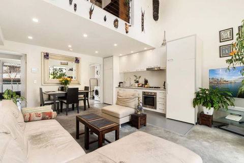 Poolside Apartment Opposite Redfern Park - Sydneys Hotel 1