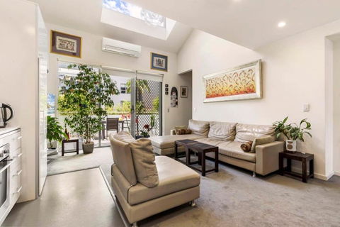 Poolside Apartment Opposite Redfern Park - Sydneys Hotel 3
