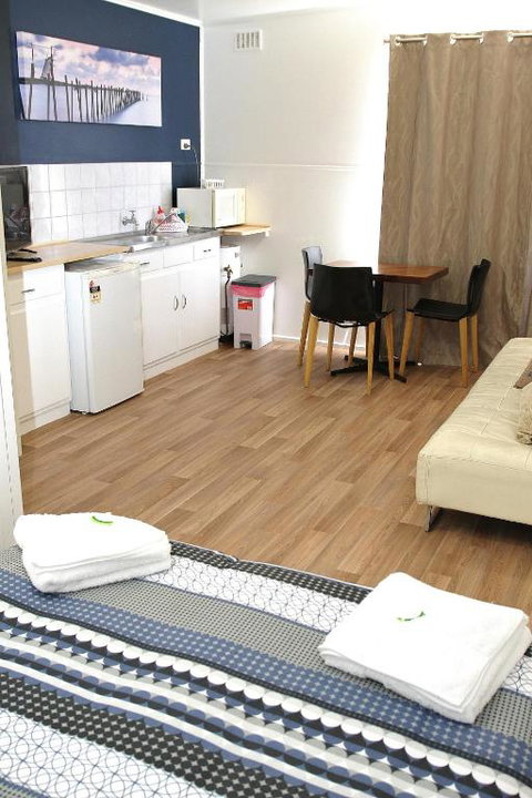 Port Lincoln Caravan Park - Sydneys Hotel 3