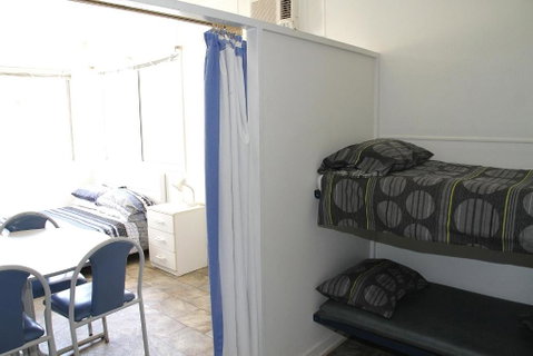 Port Lincoln Caravan Park - Sydneys Hotel 2