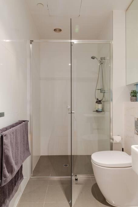 PORT MELBOURNE - A Stay At The Bay - Sydneys Hotel 1