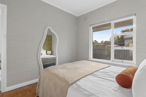 Prickly Pear Stays In Plympton - Sydneys Hotel 2