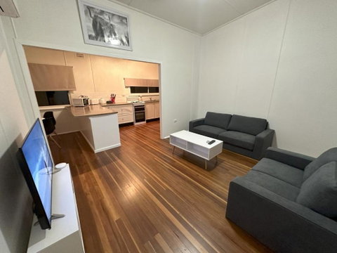Private 1 Bedroom Apartment With Fenced Yard - Sydneys Hotel 0