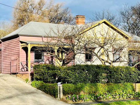 Quarryman Cottage @ 102 - Sydneys Hotel 0