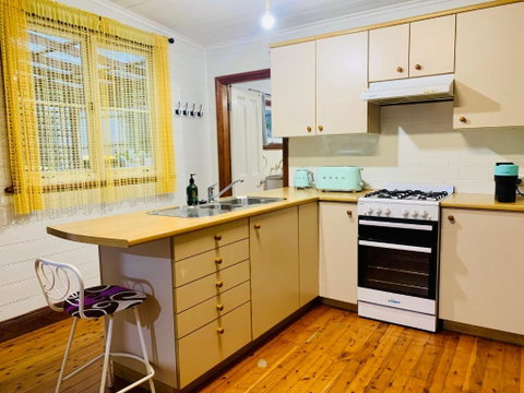 Quarryman Cottage @ 102 - Sydneys Hotel 3