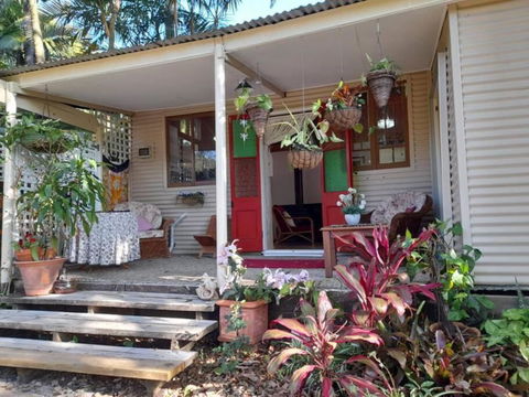 Quirky Cottage In Centre Of Maleny, Walk Everywhere - Sydneys Hotel 2