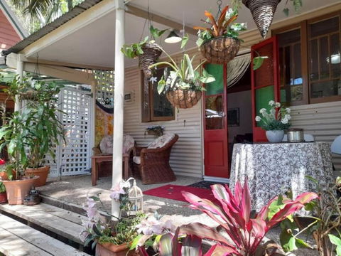 Quirky Cottage In Centre Of Maleny, Walk Everywhere - Sydneys Hotel 3