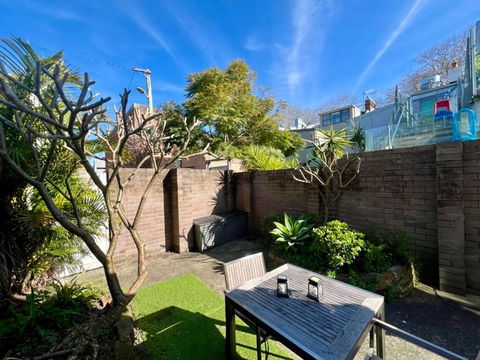 Rear Garden Suite - Sydneys Hotel 0