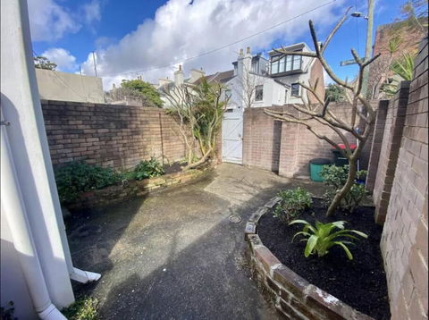 Rear Garden Suite - Sydneys Hotel 1