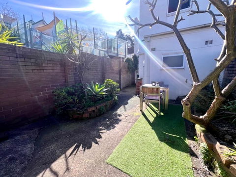 Rear Garden Suite - Sydneys Hotel 2