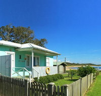 Aurora Beachfront Cottage - Sydneys Hotel