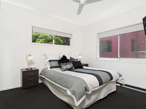 Avalon 3 - Views To Die For - Across The Road From Convent Beach - Sydneys Hotel 1