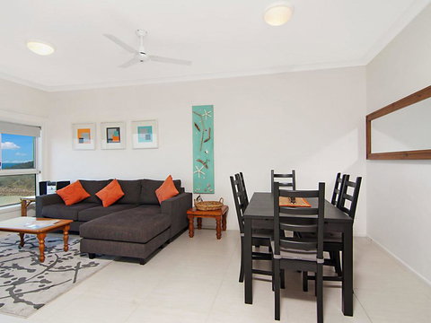 Avalon 3 - Views To Die For - Across The Road From Convent Beach - Sydneys Hotel 3