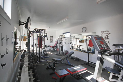 Avondel Caravan Park - Sydneys Hotel 1