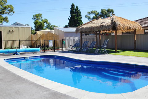 Avondel Caravan Park - Sydneys Hotel 0
