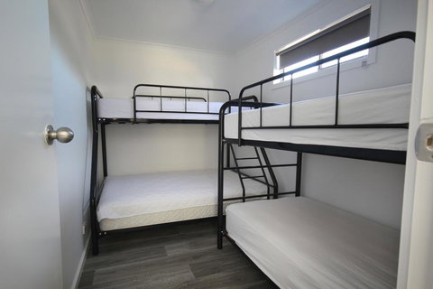 Avondel Caravan Park - Sydneys Hotel 2