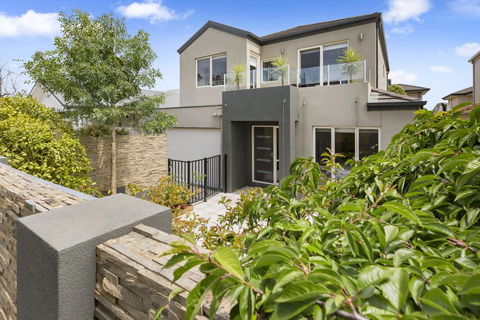 BANGALOW - MORNINGTON - Sydneys Hotel 0
