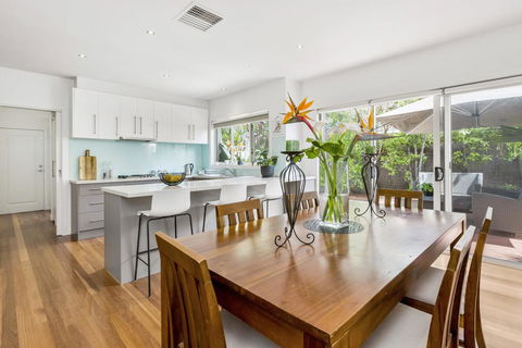 BANGALOW - MORNINGTON - Sydneys Hotel 1