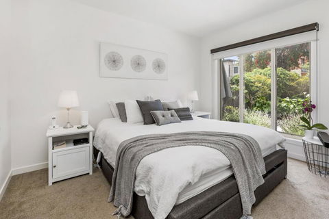 BANGALOW - MORNINGTON - Sydneys Hotel 2